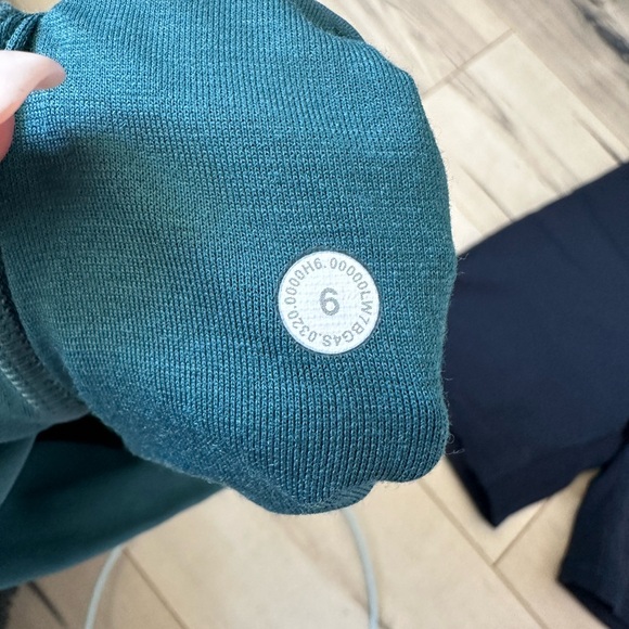 3 pair Lululemon shorts Size 6 EEUC - Picture 6 of 6